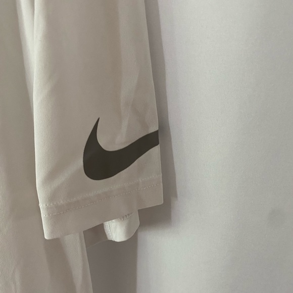 Nike pro shirt - Picture 3 of 6